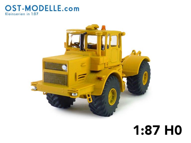 Traktor Kirovets K701 gelb mit Motorverkleidung